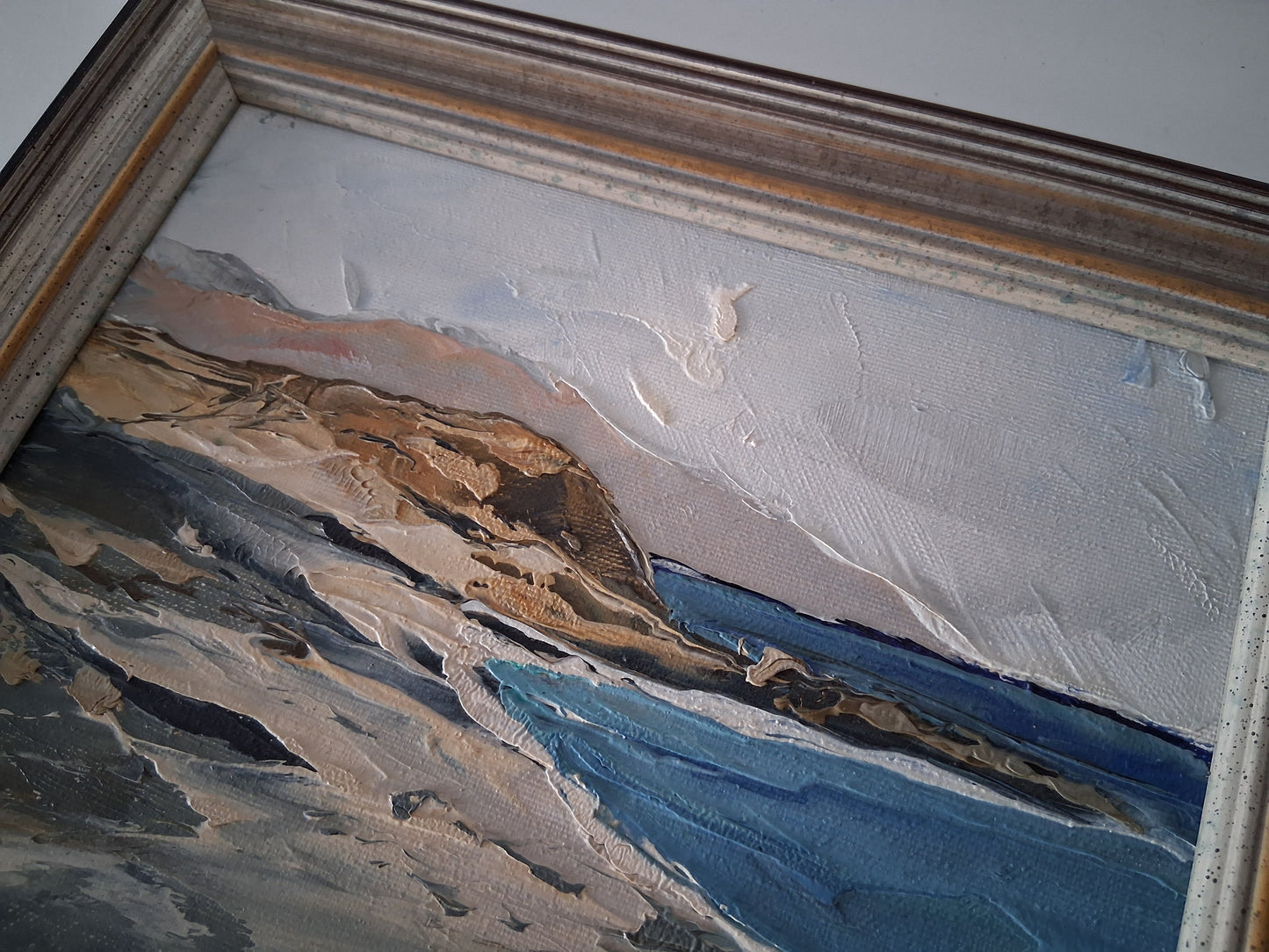 ORIGINAL Ölgemälde auf Karton inkl. Rahmen | Küstenlandschaft / Strand / Meer | 31x26 cm | Signiert