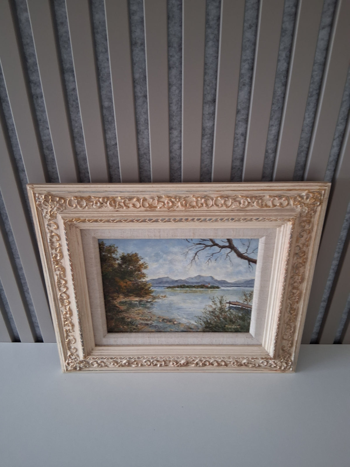 Altes Ölgemälde handgemalt mit antikem Rahmen | Blick auf den Chiemsee mit Alpenpanorama | Signiert