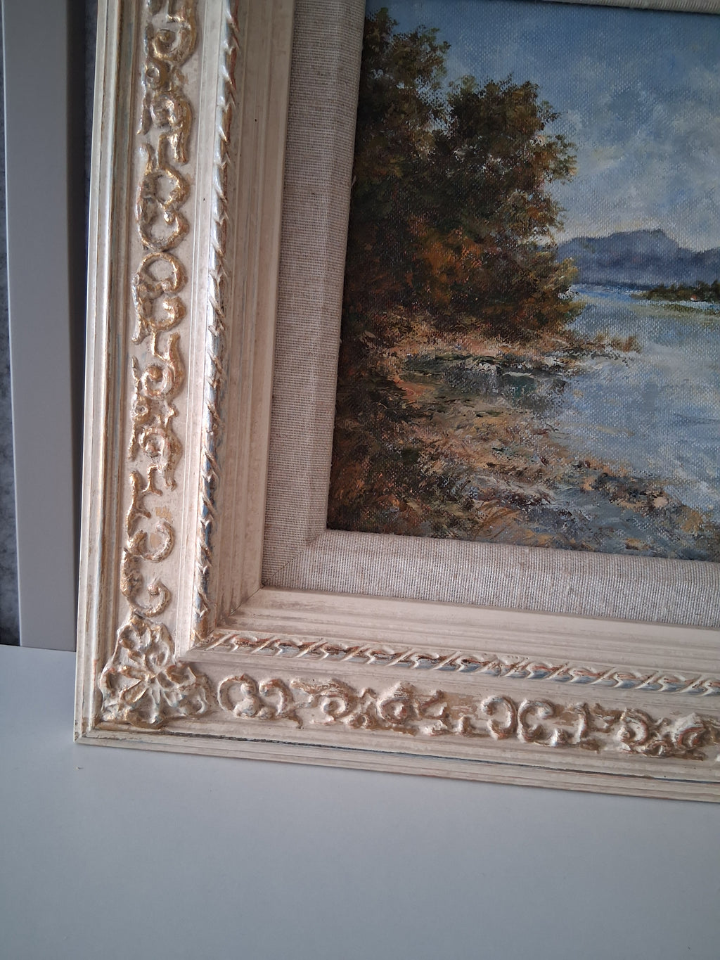 Altes Ölgemälde handgemalt mit antikem Rahmen | Blick auf den Chiemsee mit Alpenpanorama | Signiert