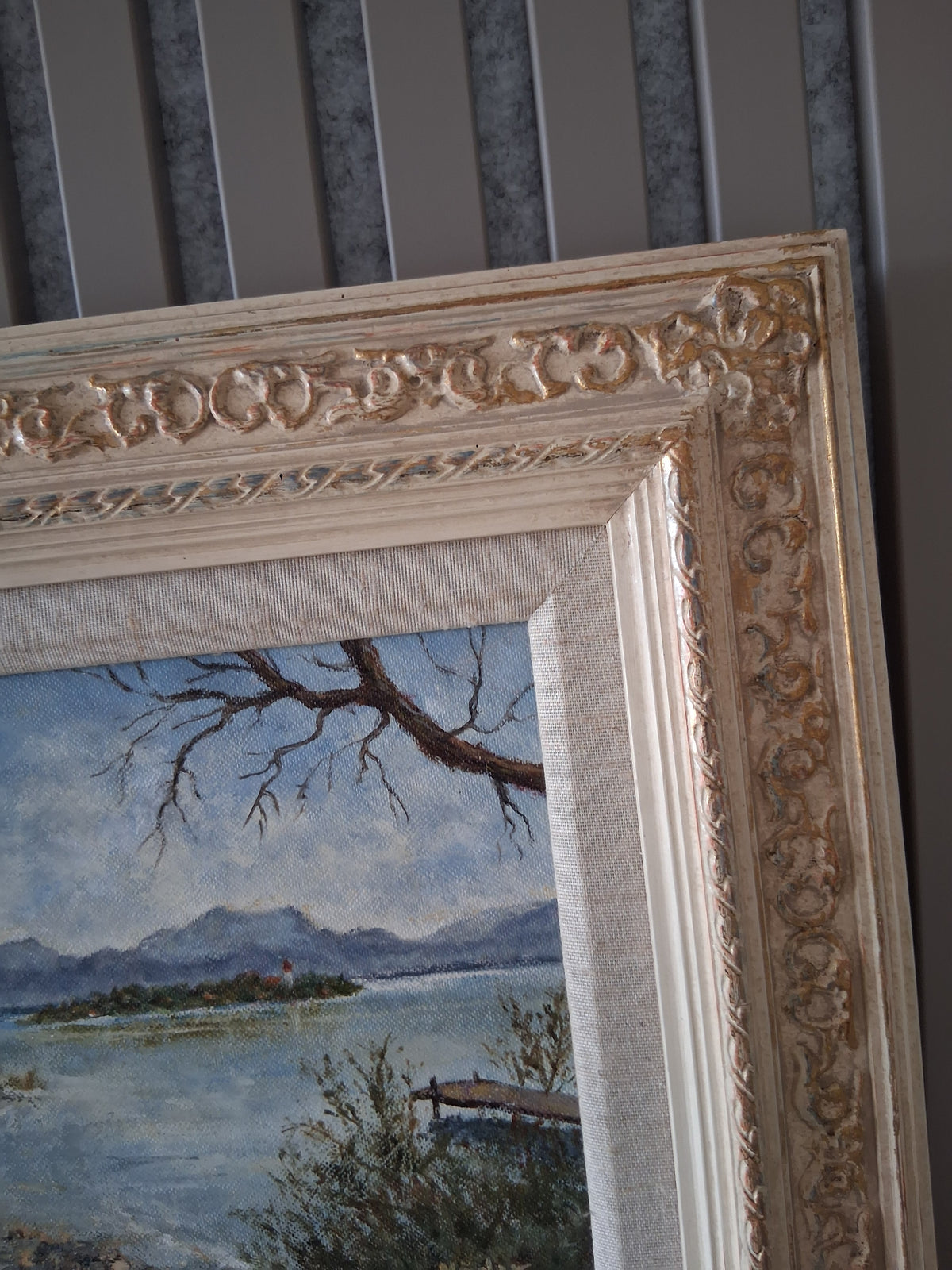 Altes Ölgemälde handgemalt mit antikem Rahmen | Blick auf den Chiemsee mit Alpenpanorama | Signiert