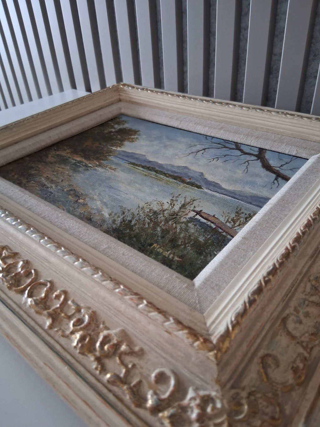 Altes Ölgemälde handgemalt mit antikem Rahmen | Blick auf den Chiemsee mit Alpenpanorama | Signiert