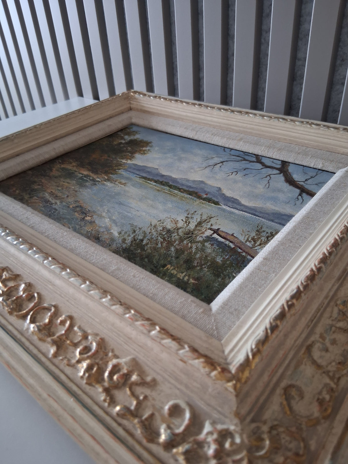 Altes Ölgemälde handgemalt mit antikem Rahmen | Blick auf den Chiemsee mit Alpenpanorama | Signiert