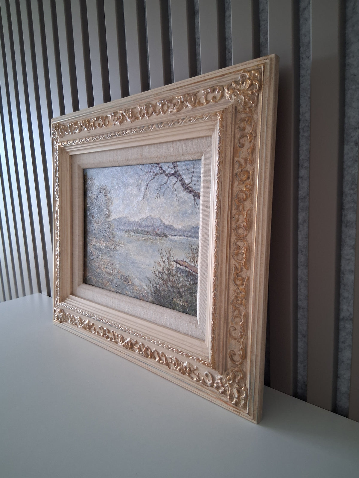 Altes Ölgemälde handgemalt mit antikem Rahmen | Blick auf den Chiemsee mit Alpenpanorama | Signiert